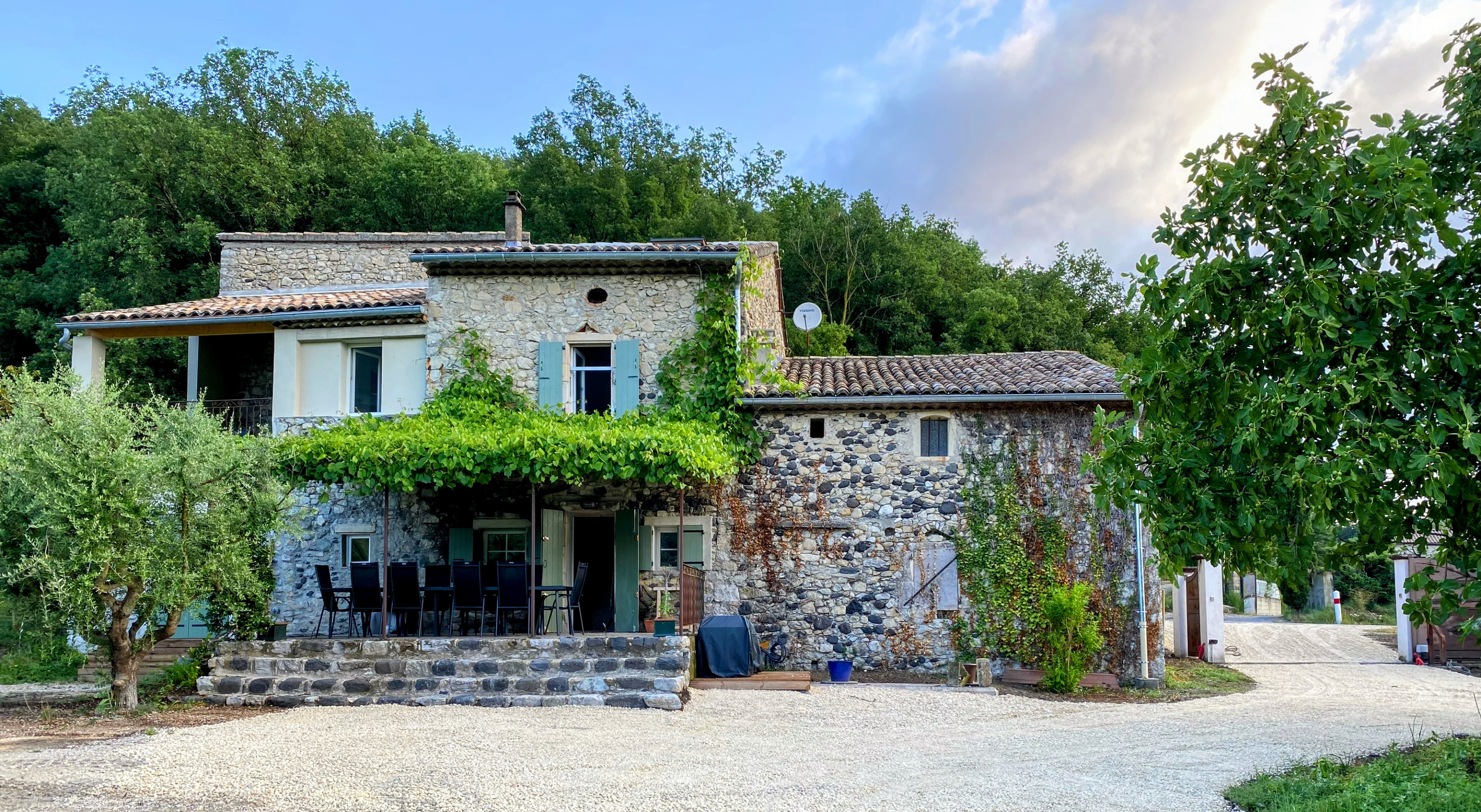 Grande cour fermée avec portail du Gîte Le Marquet