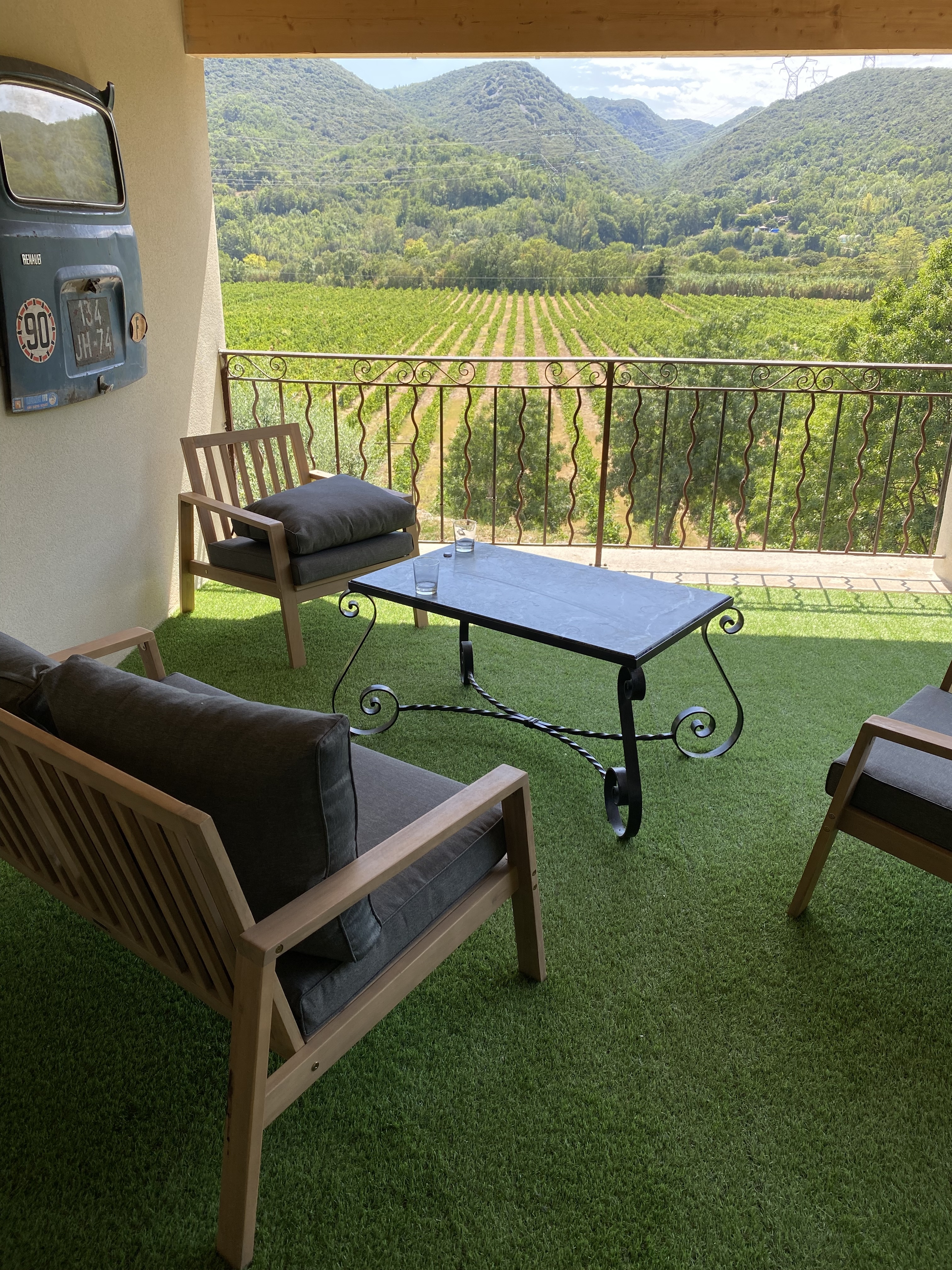 Vue sur les vignes depuis la terrasse à l'étage, Gîte Le Marquet Viviers