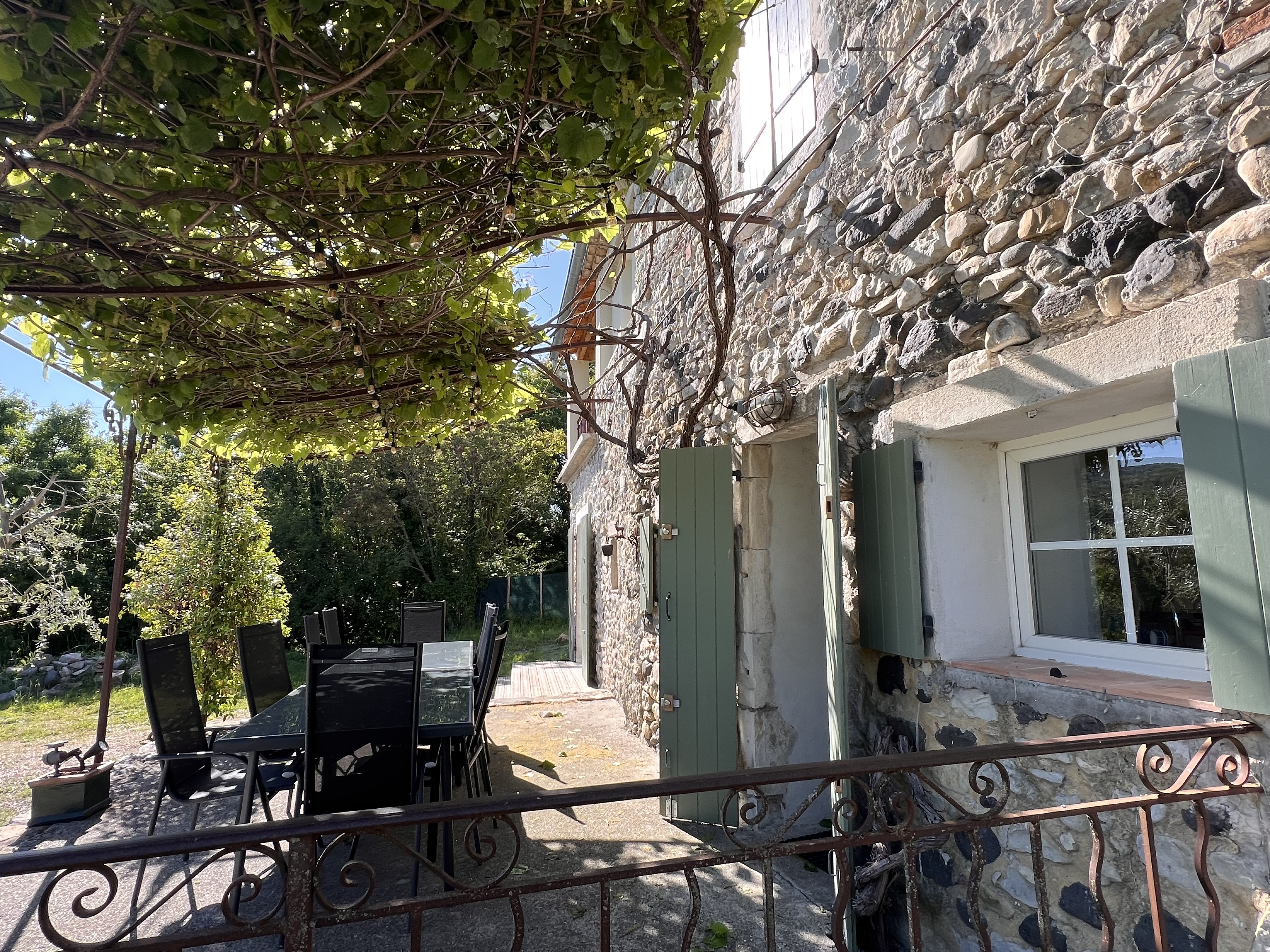 Pergola et tonnelle ombragée du Gîte Le Marquet