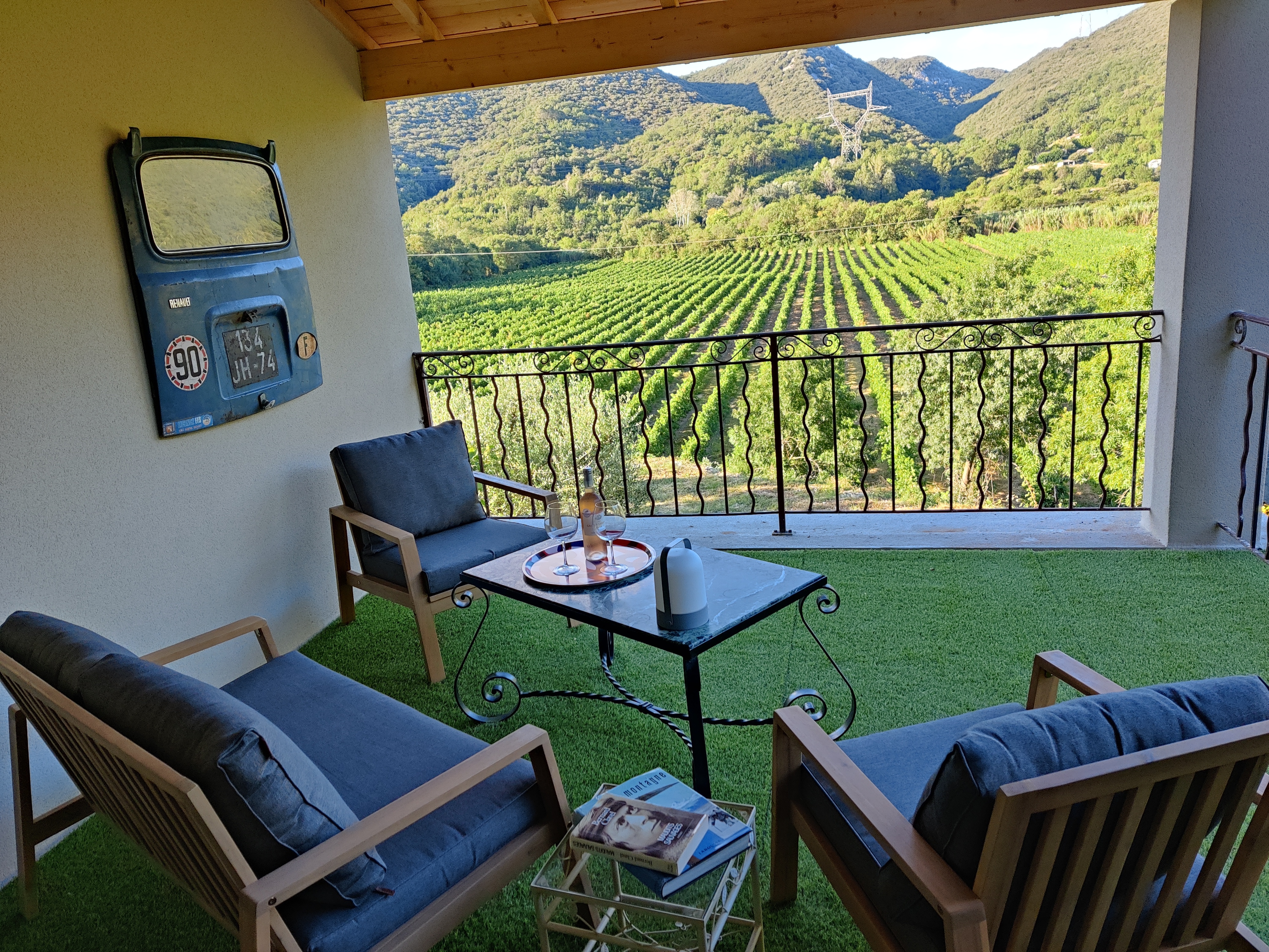 Terrasse sur les vignes du Gîte Le Marquet, idéal séminaire résidentiel Ardèche